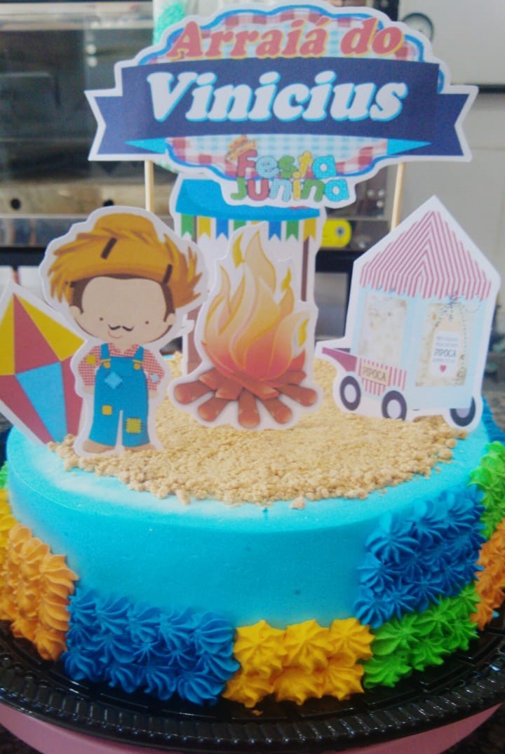 Bolo Masculino em Chantininho  Simple cake designs, Candy birthday cakes,  Buttercream cake decorating